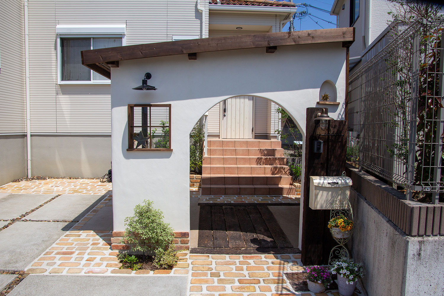 アプローチに屋根付きの自転車置き場を施工