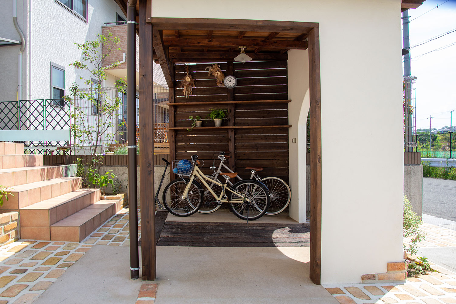 アプローチに屋根付きの自転車置き場を施工