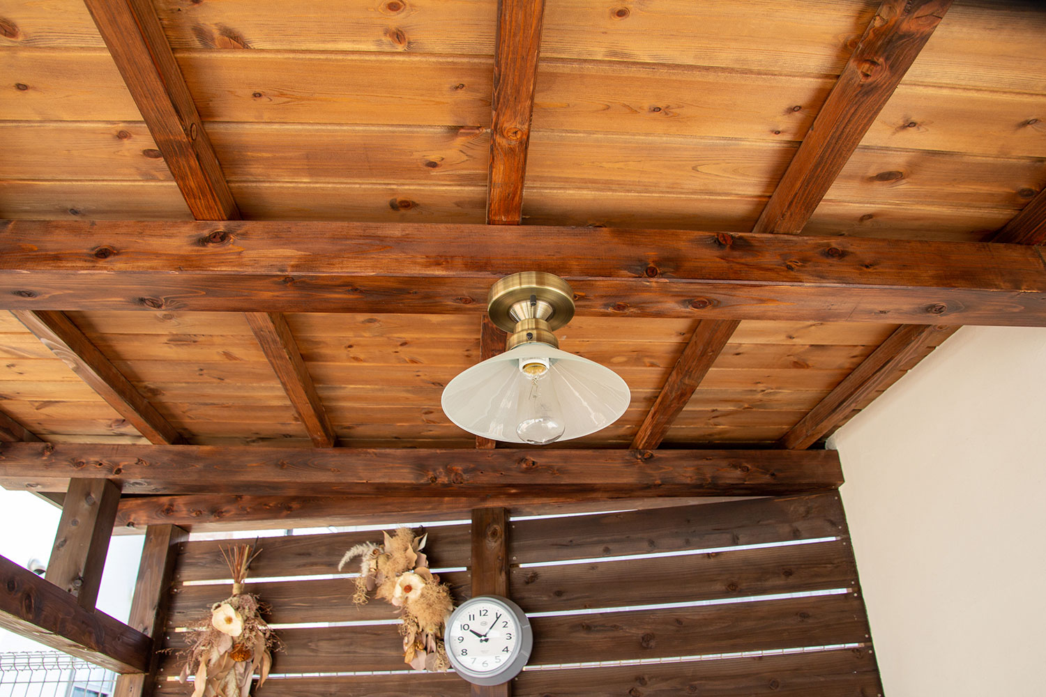 アプローチに屋根付きの自転車置き場を施工