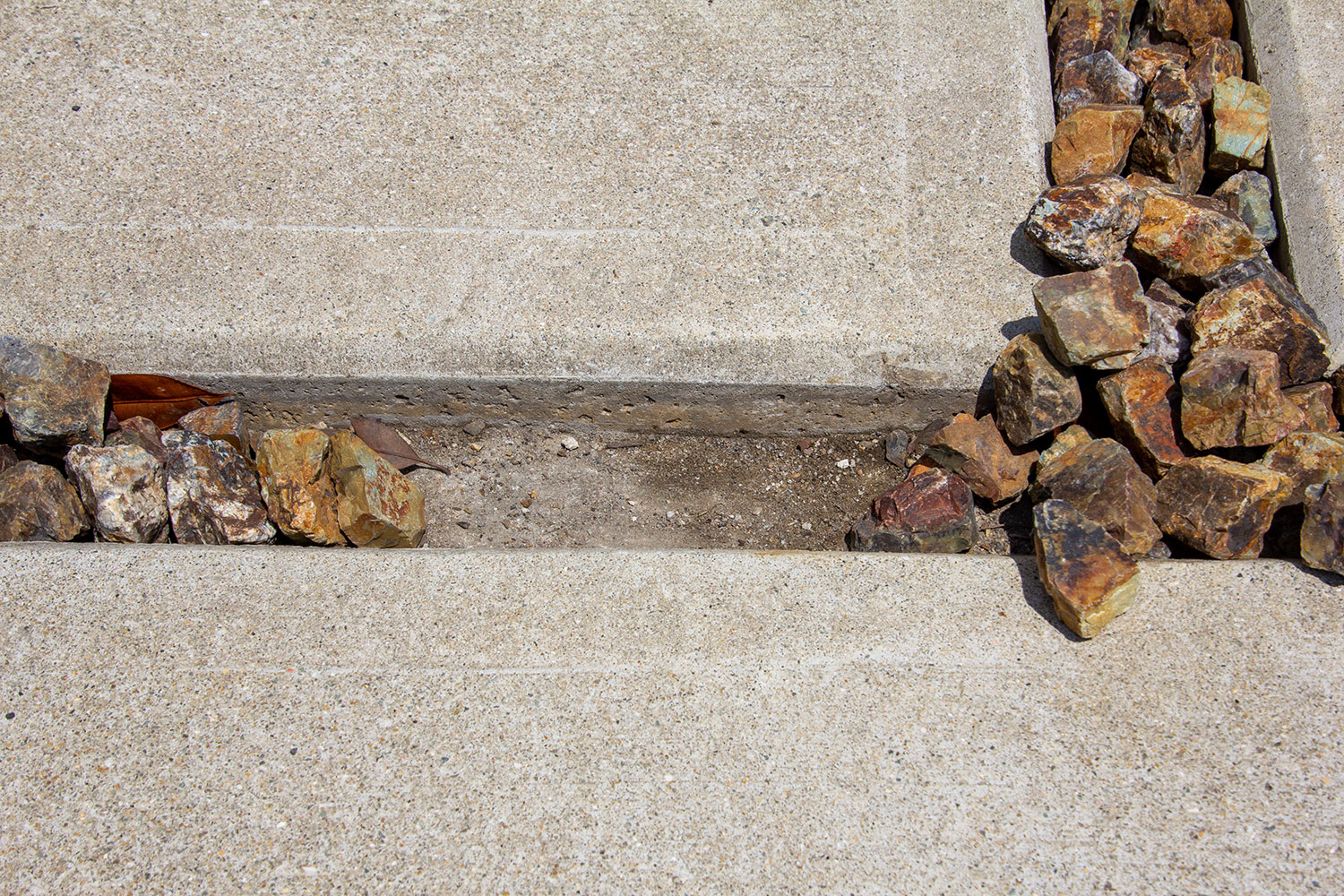 アプローチに屋根付きの自転車置き場を施工