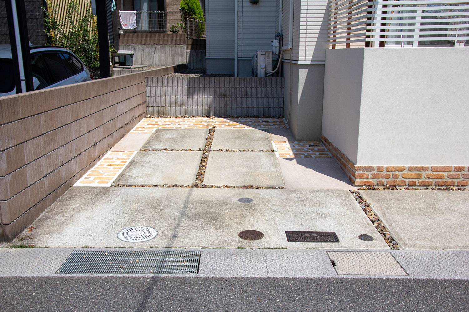 アプローチに屋根付きの自転車置き場を施工