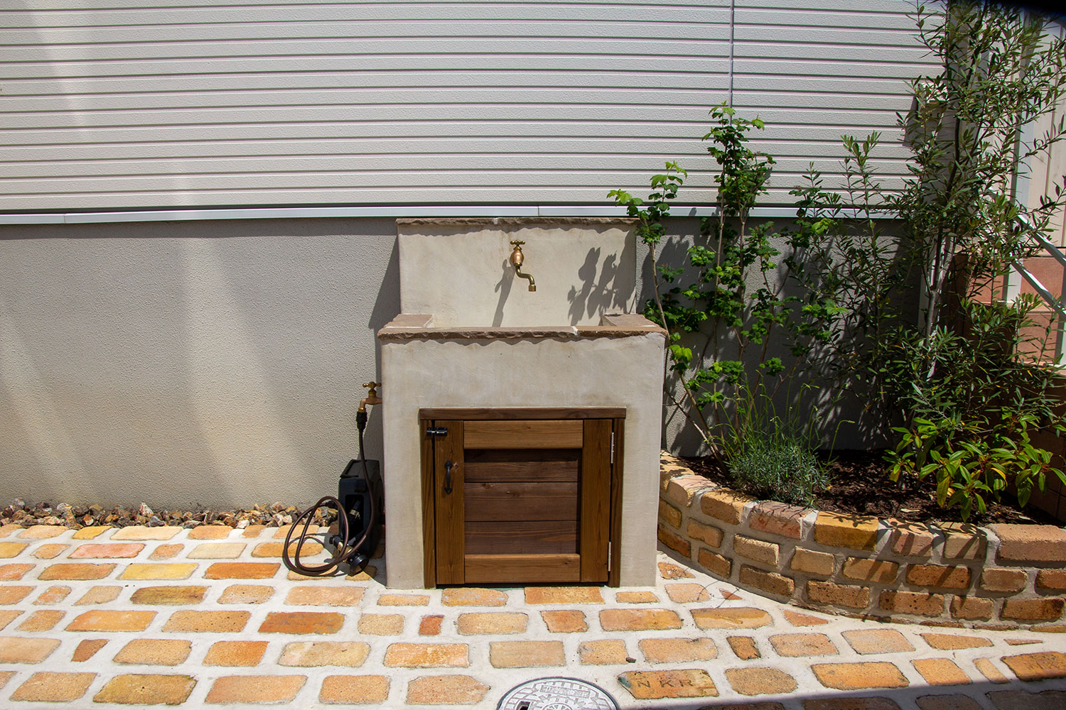 アプローチに屋根付きの自転車置き場を施工