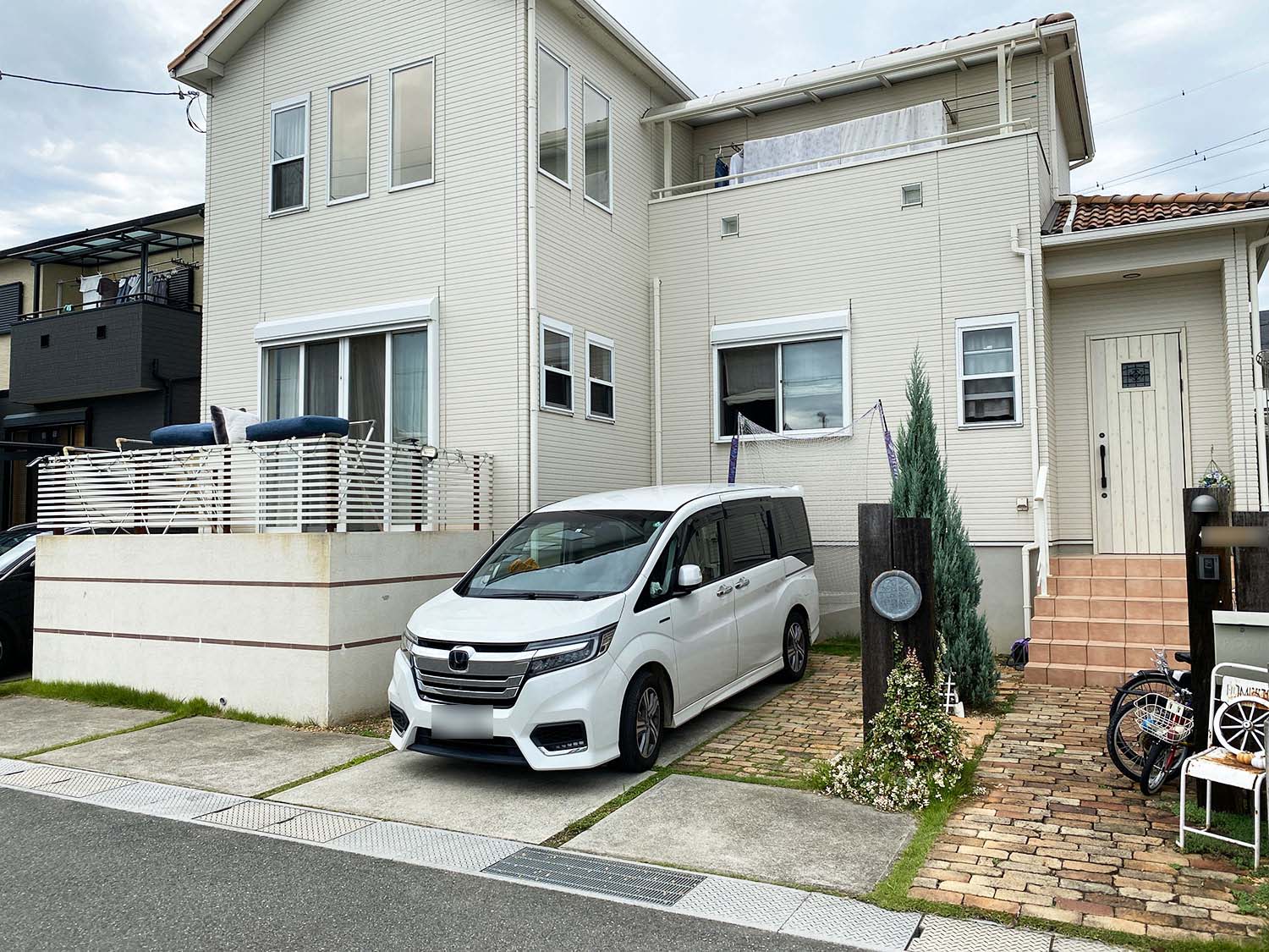 アプローチに屋根付きの自転車置き場を施工