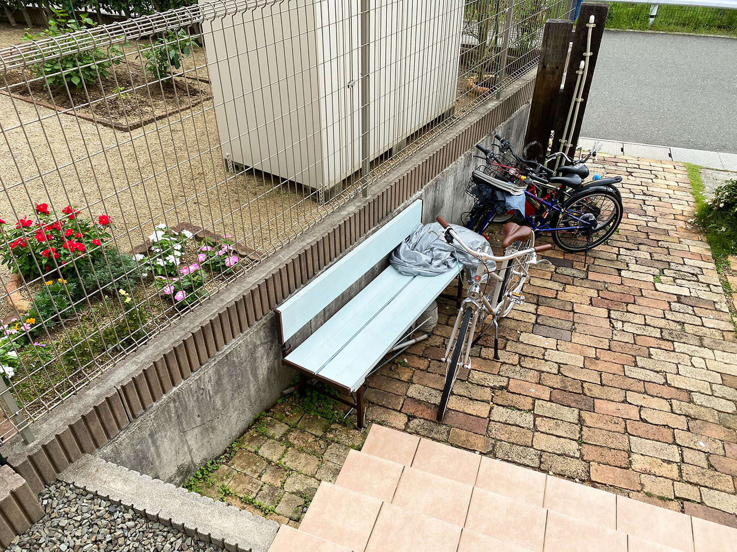 アプローチに屋根付きの自転車置き場を施工