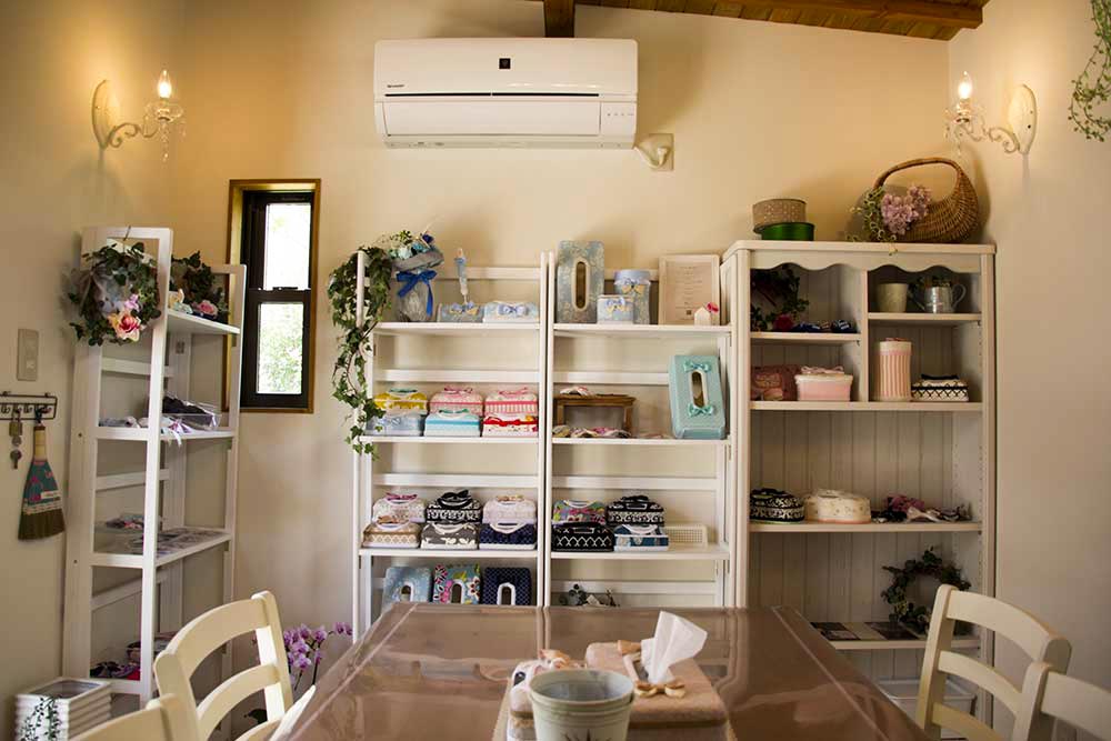 小屋をアトリエとショップとして利用する