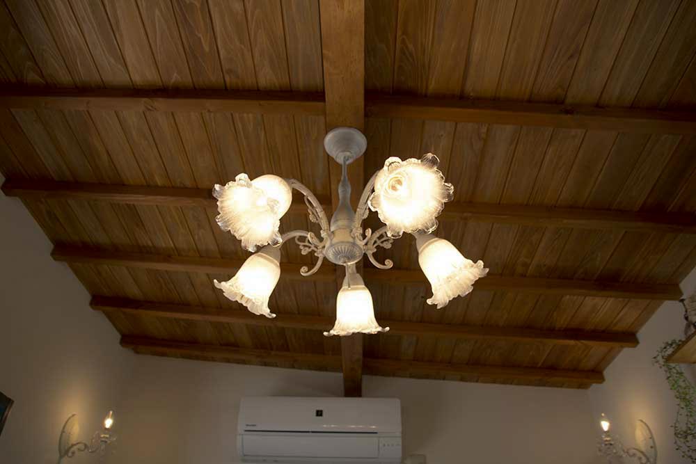 小屋をアトリエとショップとして利用する