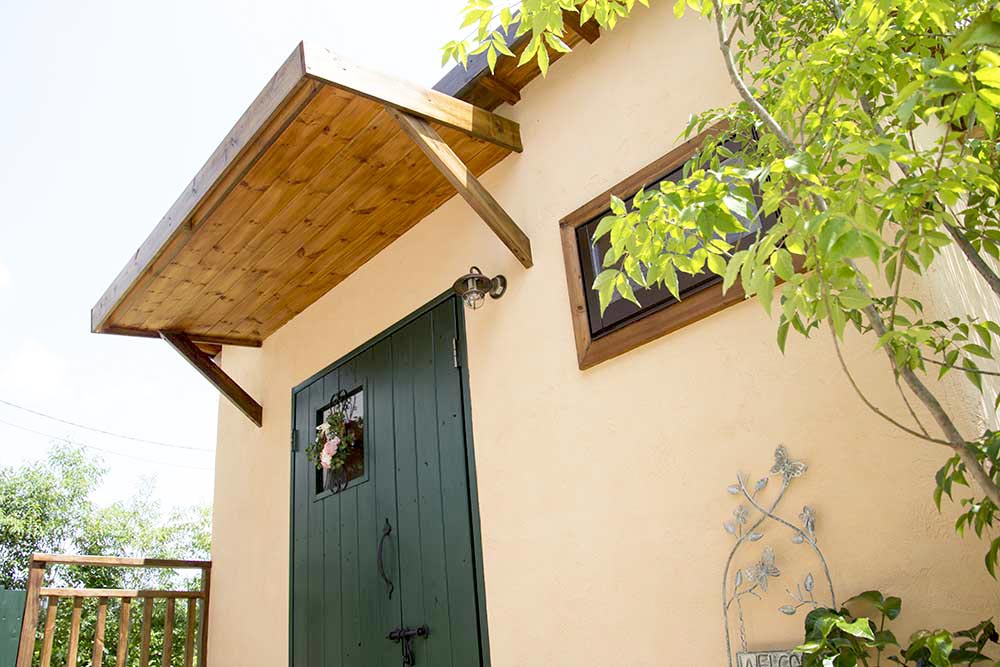 小屋をアトリエとショップとして利用する