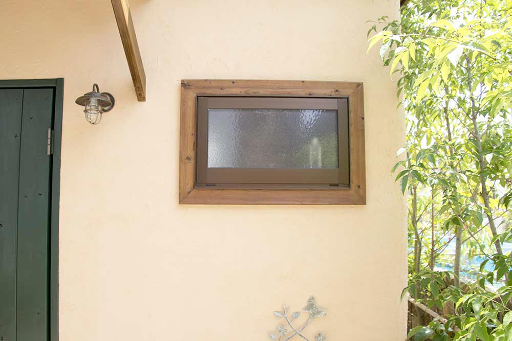 小屋をアトリエとショップとして利用する