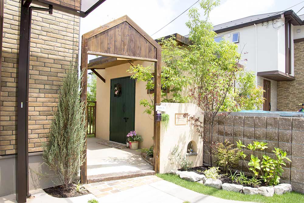 小屋をアトリエとショップとして利用する