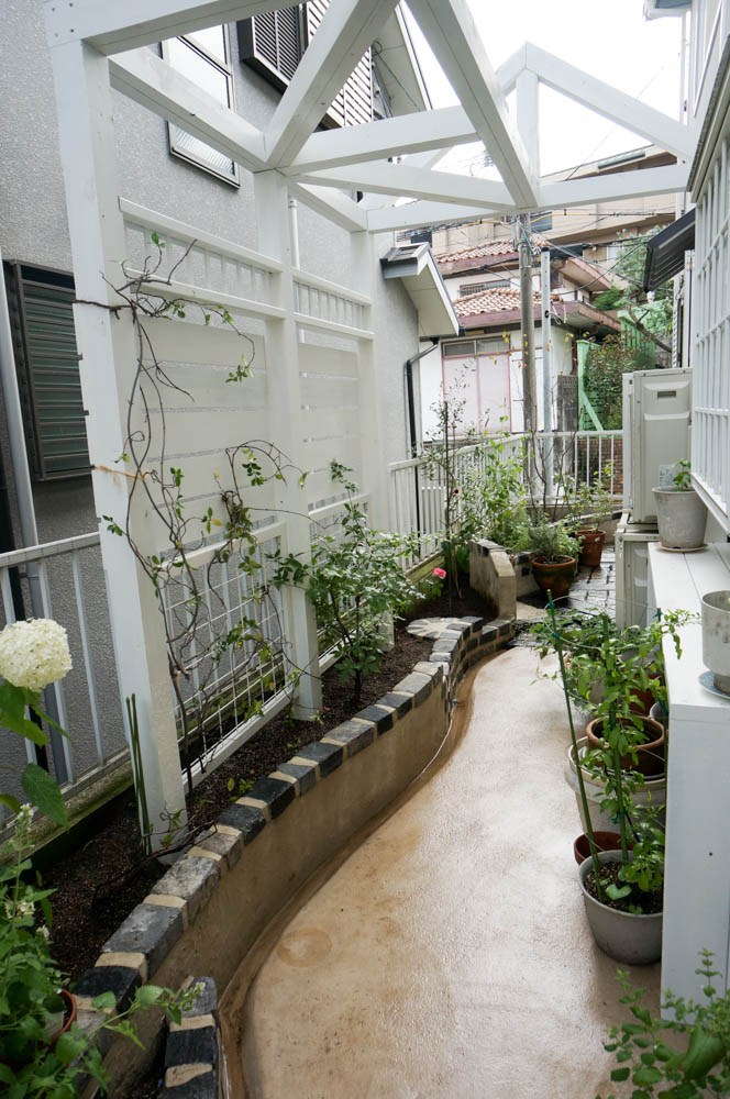 ガレージ上のコンクリートの地面を植物が育つ庭に変えたリフォーム