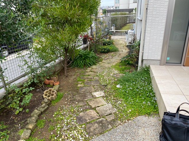 アンティークレンガを再利用しながら園路をリフォーム