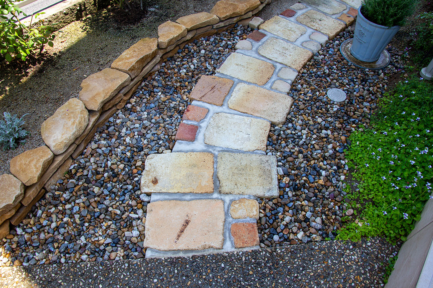 アンティークレンガを再利用しながら園路をリフォーム