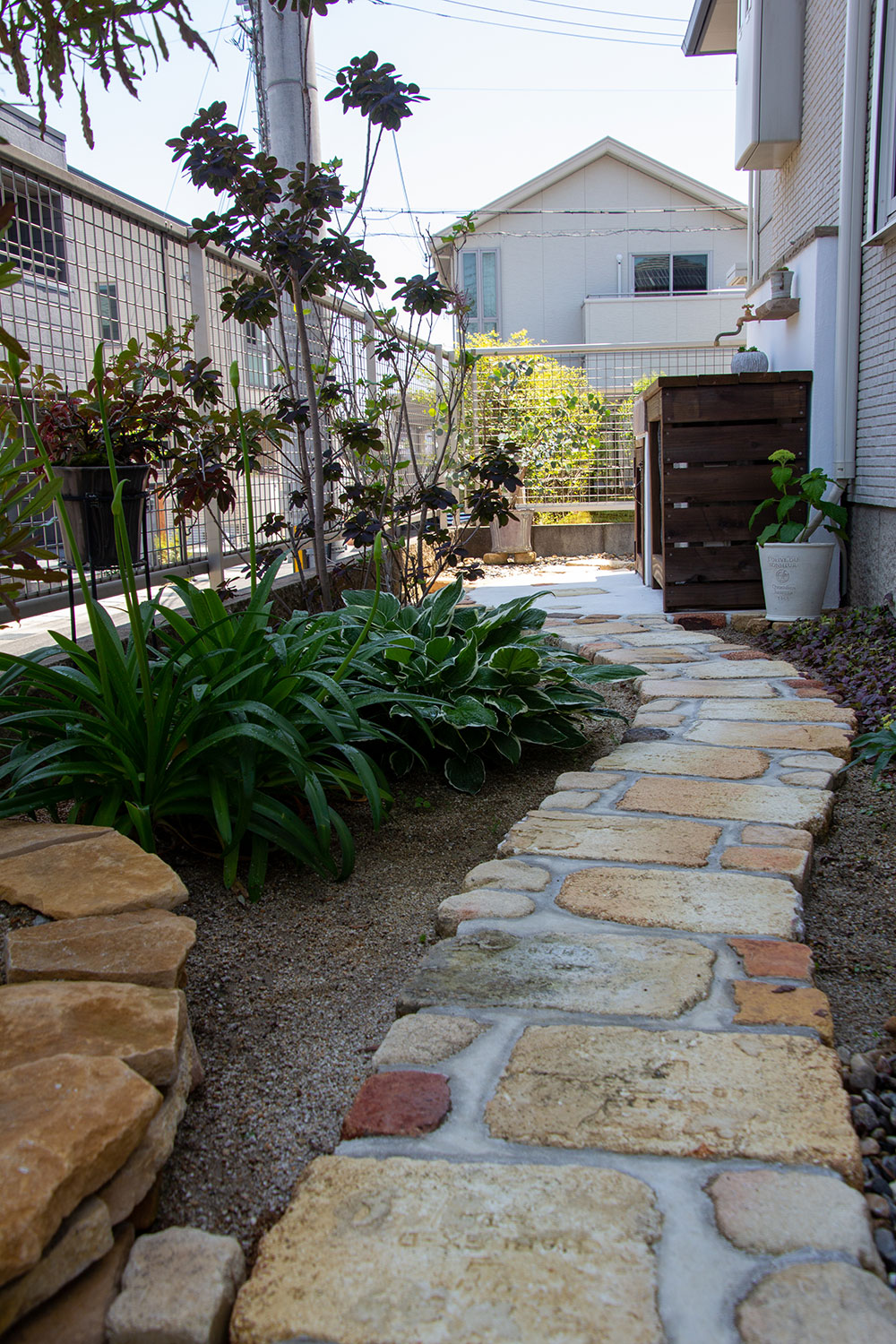 アンティークレンガを再利用しながら園路をリフォーム