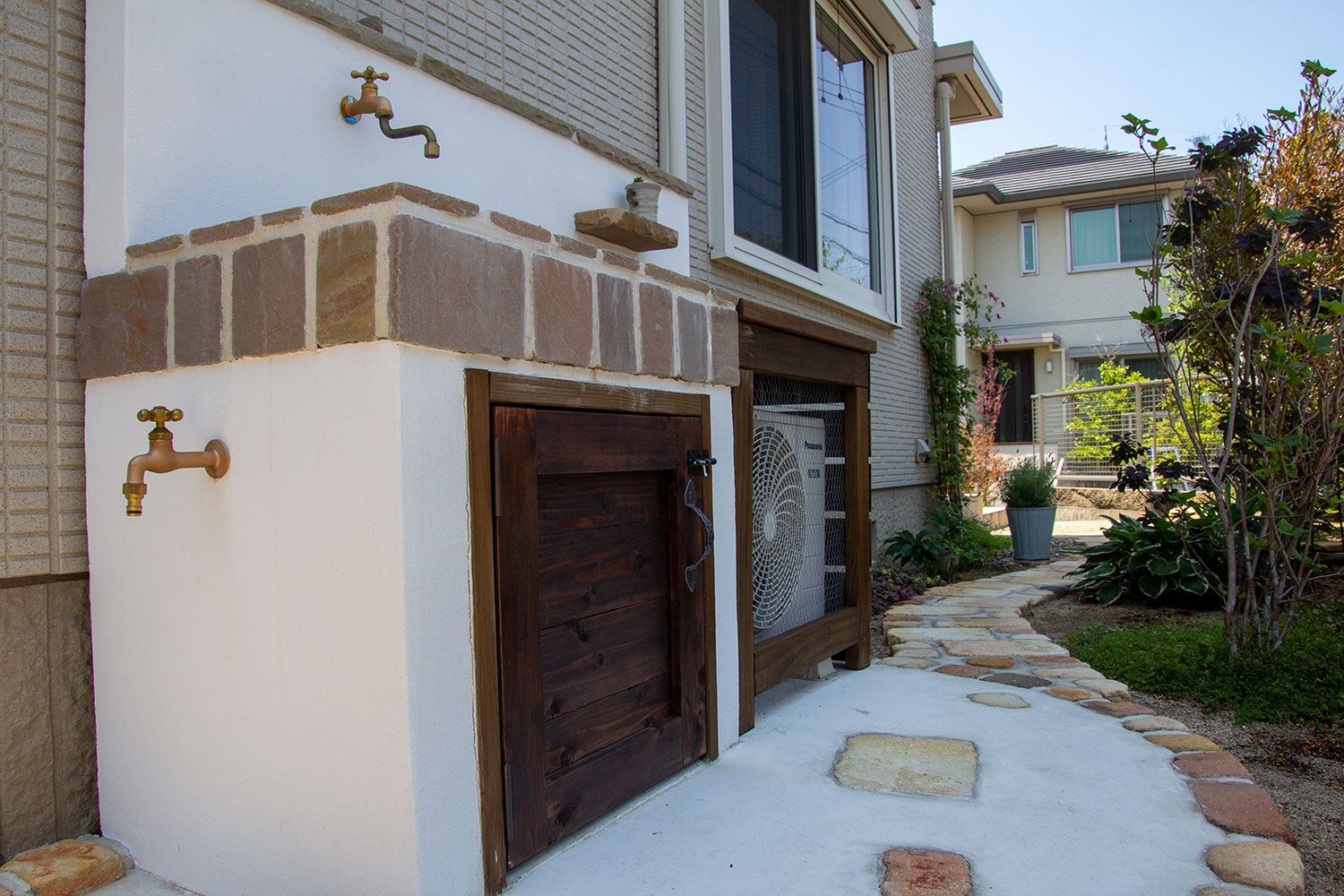 ガレージ上のコンクリートの地面を植物が育つ庭に変えたリフォーム