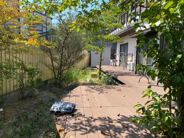 奥行きのある長い敷地を園路で使いやすく管理しやすい庭に変えたリフォーム