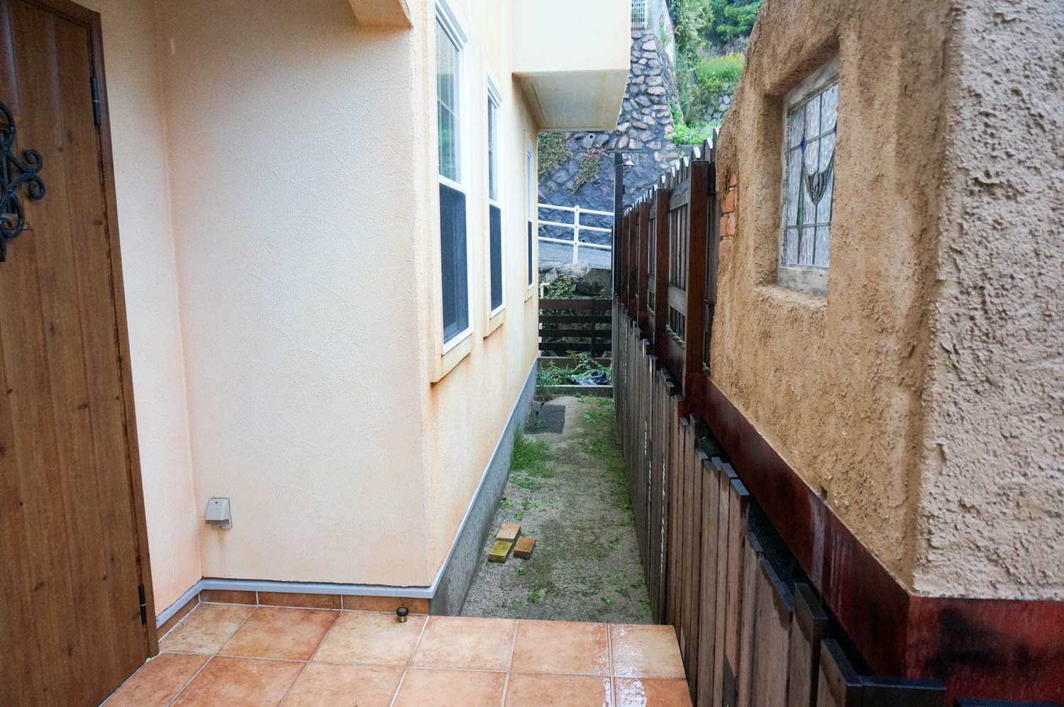 手つかずだった通路をお洒落な小さい庭に変えたリフォーム