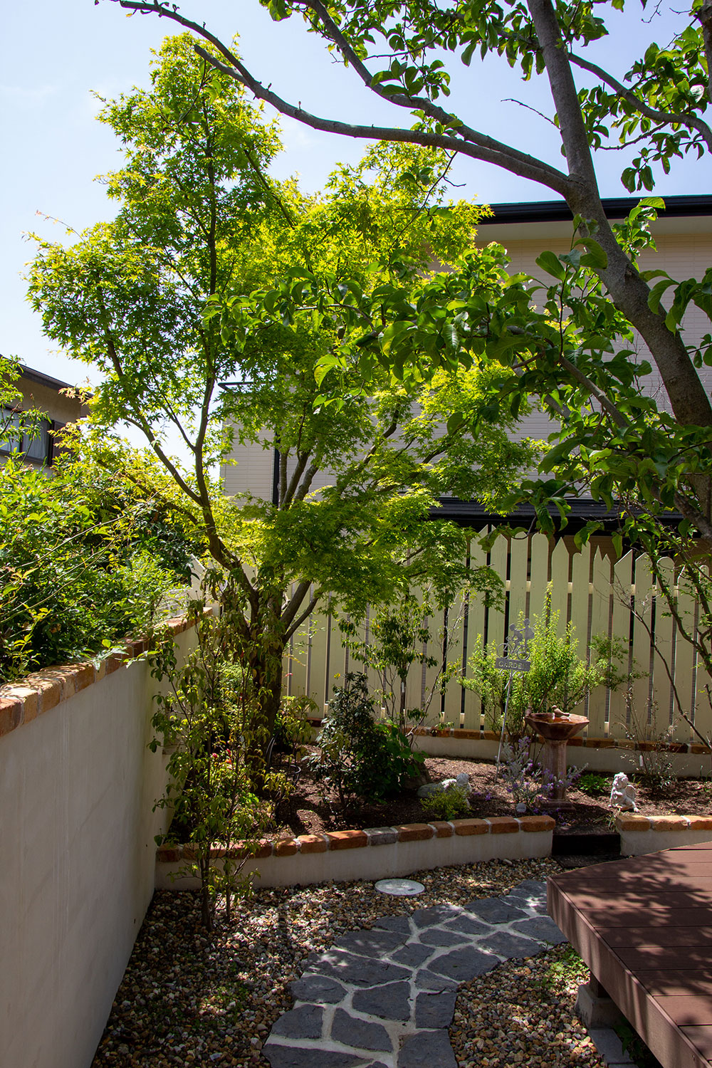 ガ奥行きのある長い敷地を園路で使いやすく管理しやすい庭に変えたリフォーム