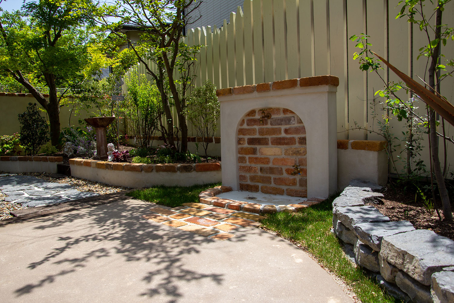 奥行きのある長い敷地を園路で使いやすく管理しやすい庭に変えたリフォーム