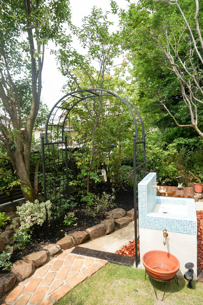 園路と家庭菜園を楽しめる庭に変えたリフォーム