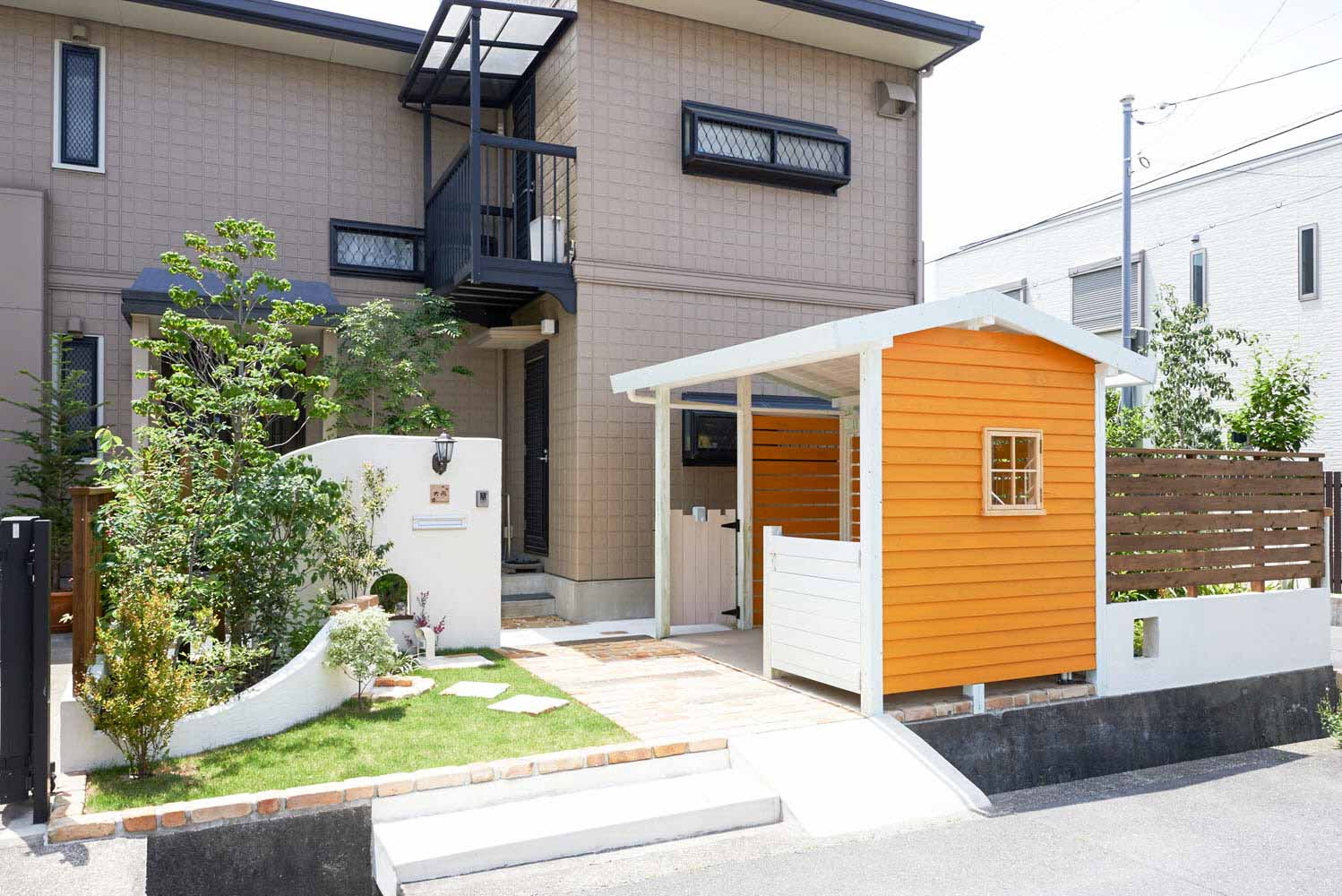 木製自転車置き場として利用する庭小屋