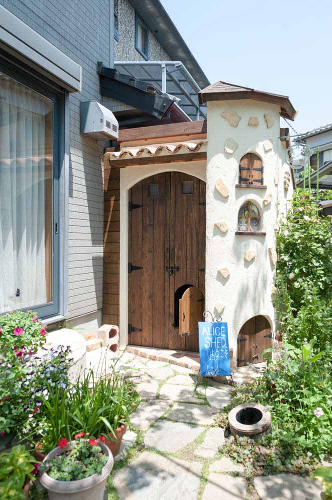 お孫さんの遊び場としての庭小屋の外観