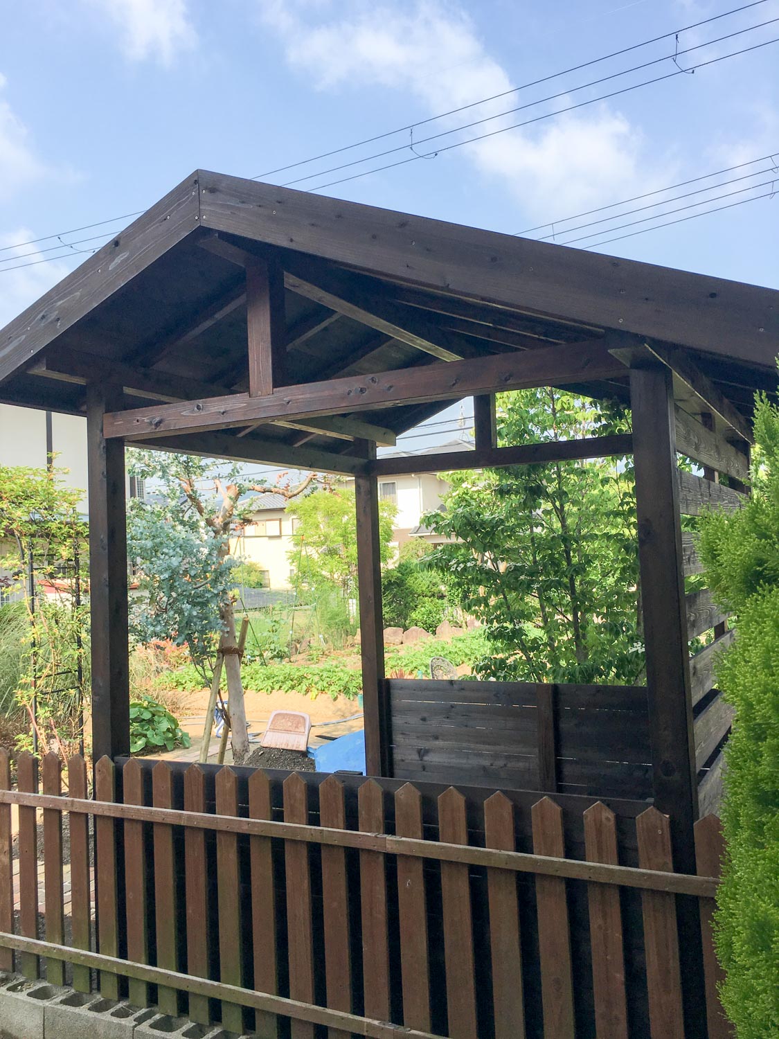 菜園の休憩所兼道具置き場としての庭小屋