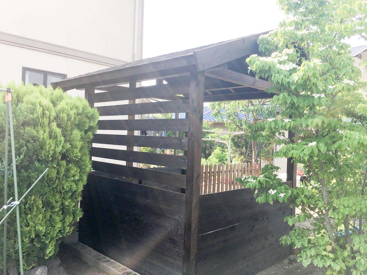 菜園の休憩所兼道具置き場としての庭小屋