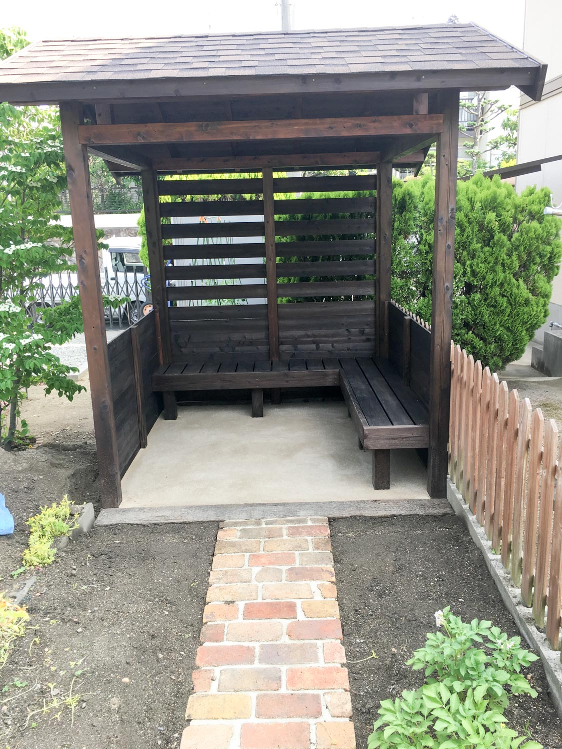 菜園の休憩所兼道具置き場としての庭小屋