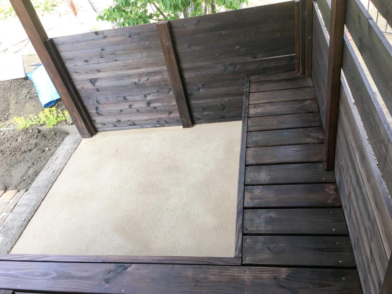 菜園の休憩所兼道具置き場としての庭小屋