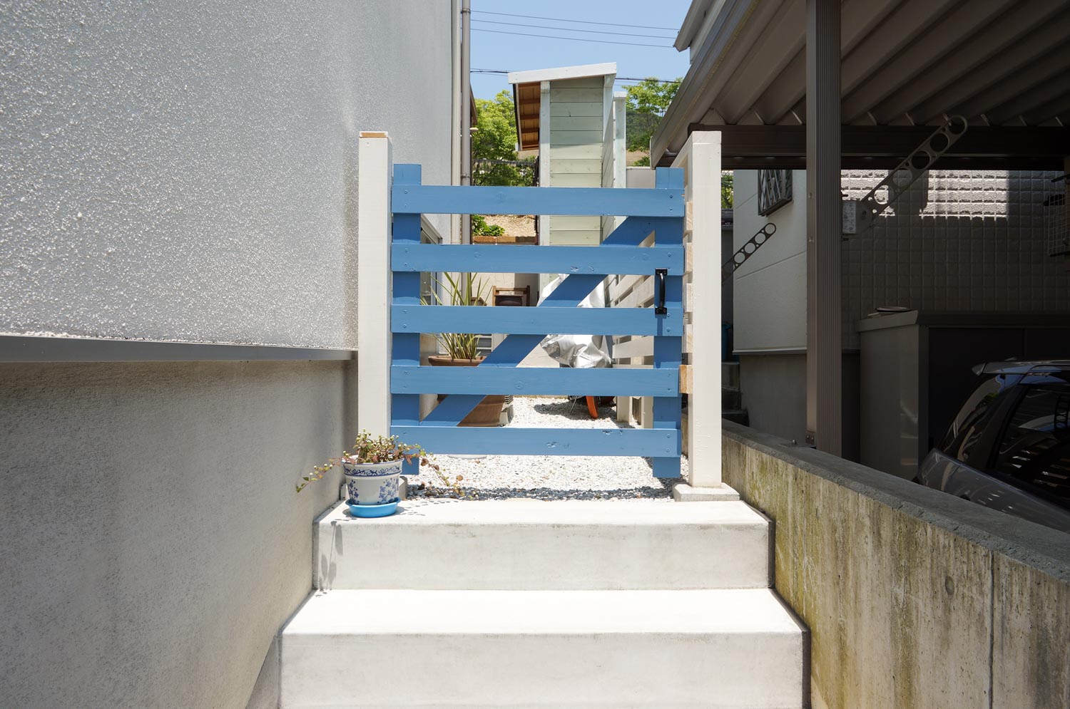 急斜面の裏庭を有効利用