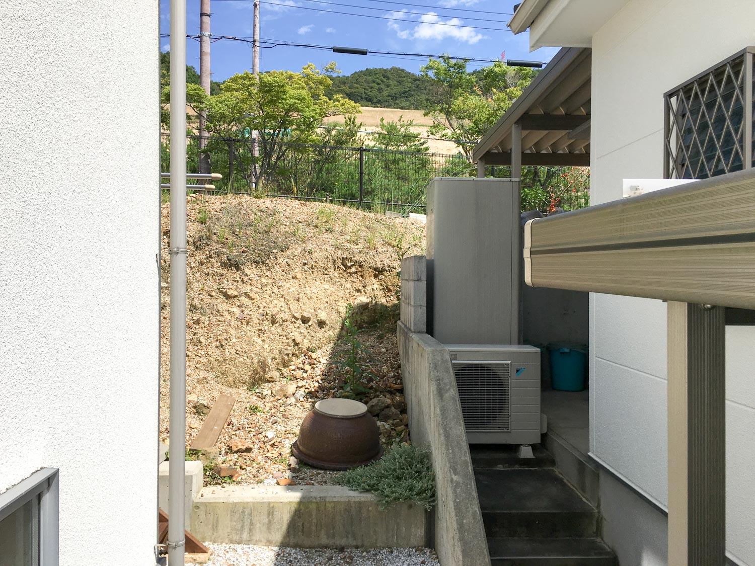 急斜面の裏庭を有効利用