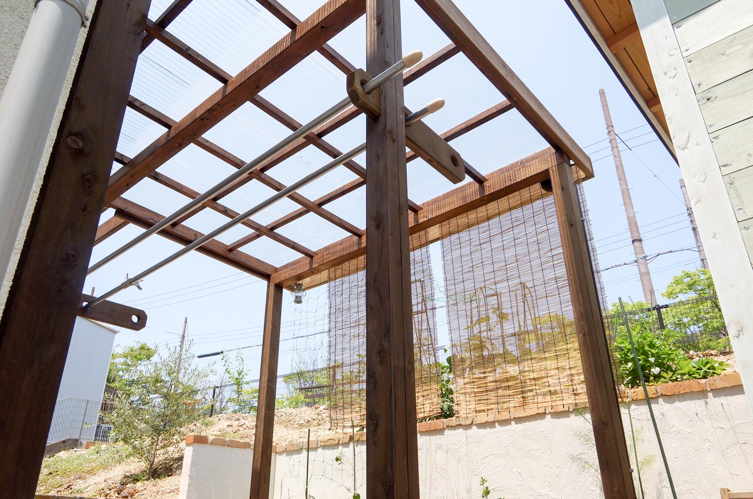 急斜面の裏庭を有効利用