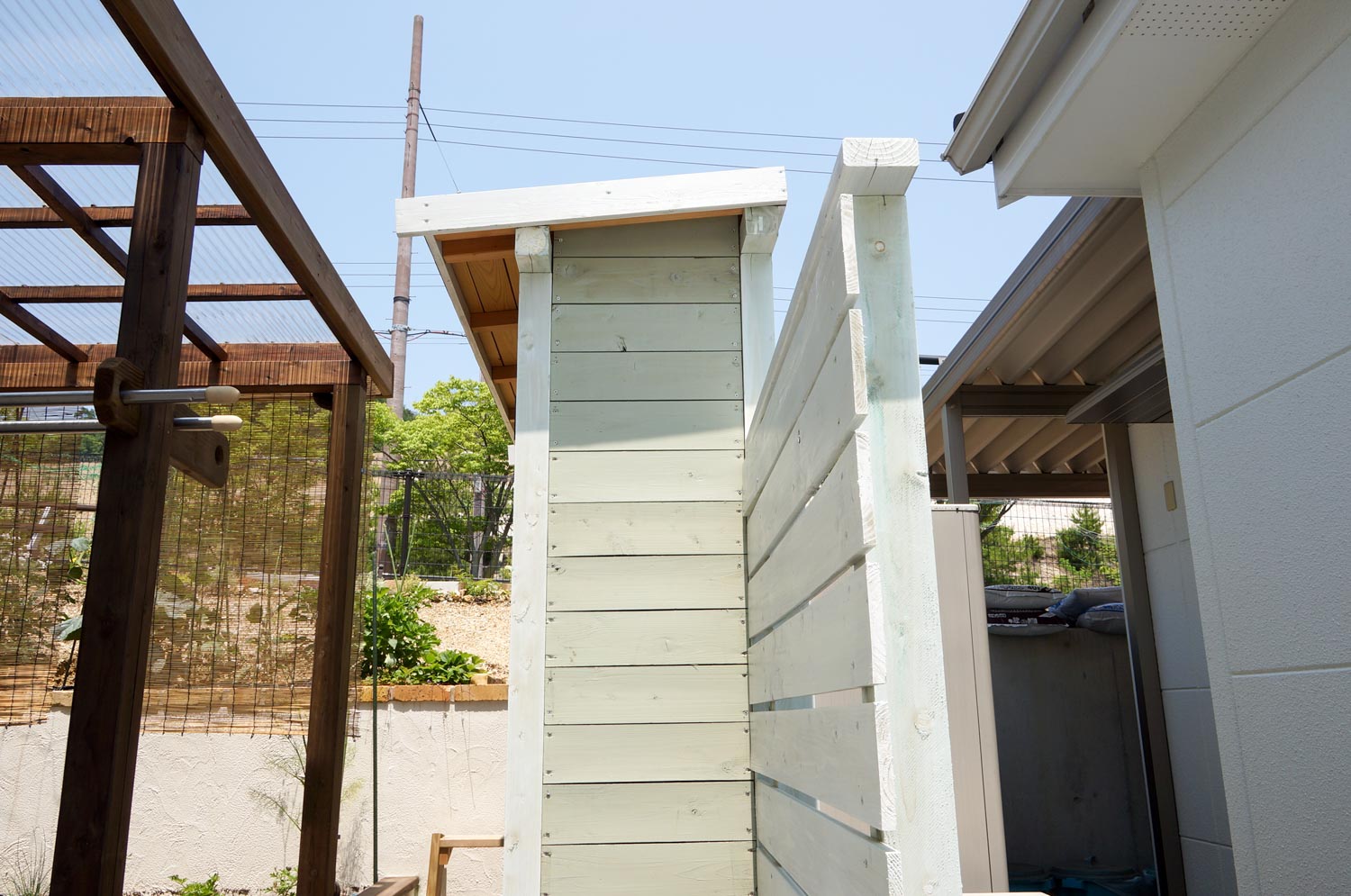 急斜面の裏庭を有効利用