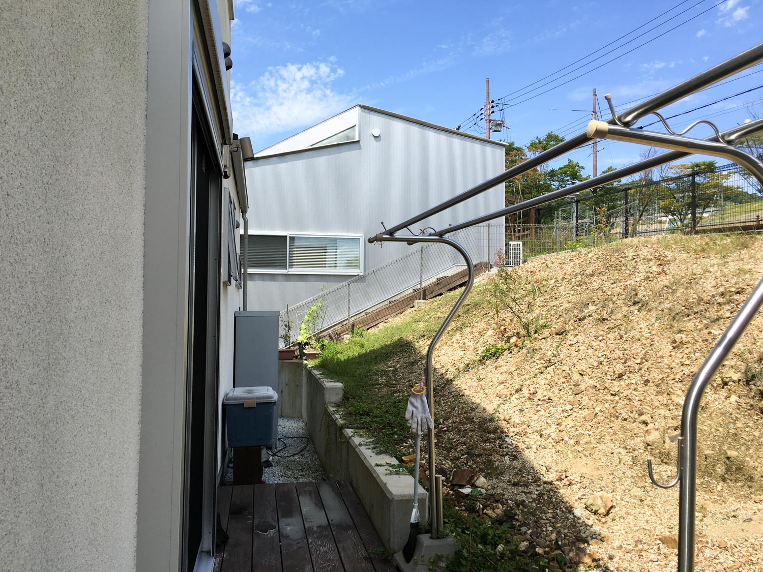 急斜面の裏庭を有効利用