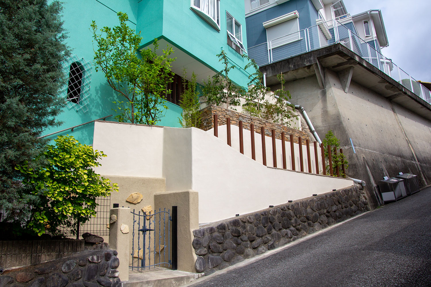 家の裏側にあたる急斜面のリフォーム外構