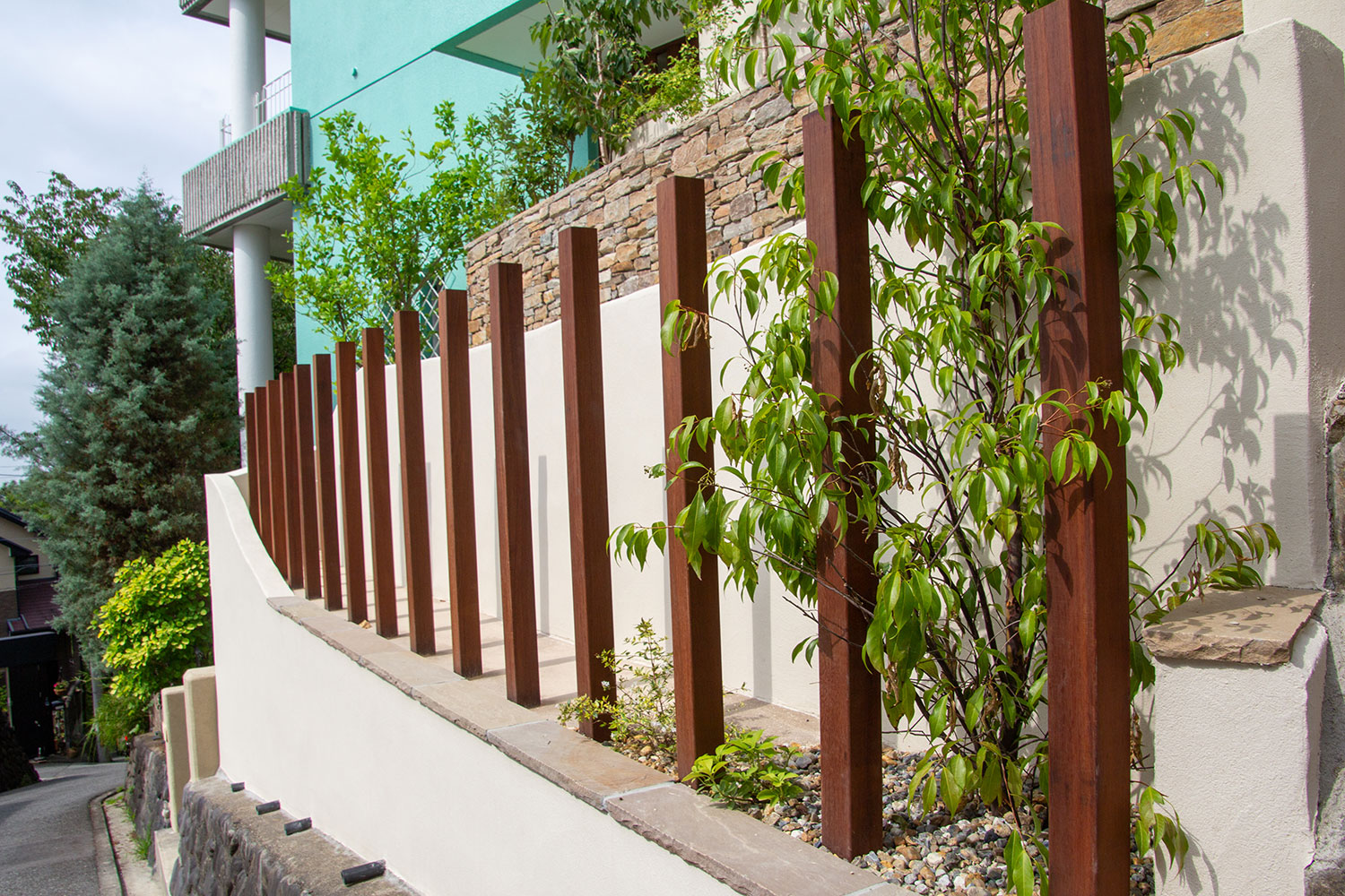 家の裏側にあたる急斜面のリフォーム外構