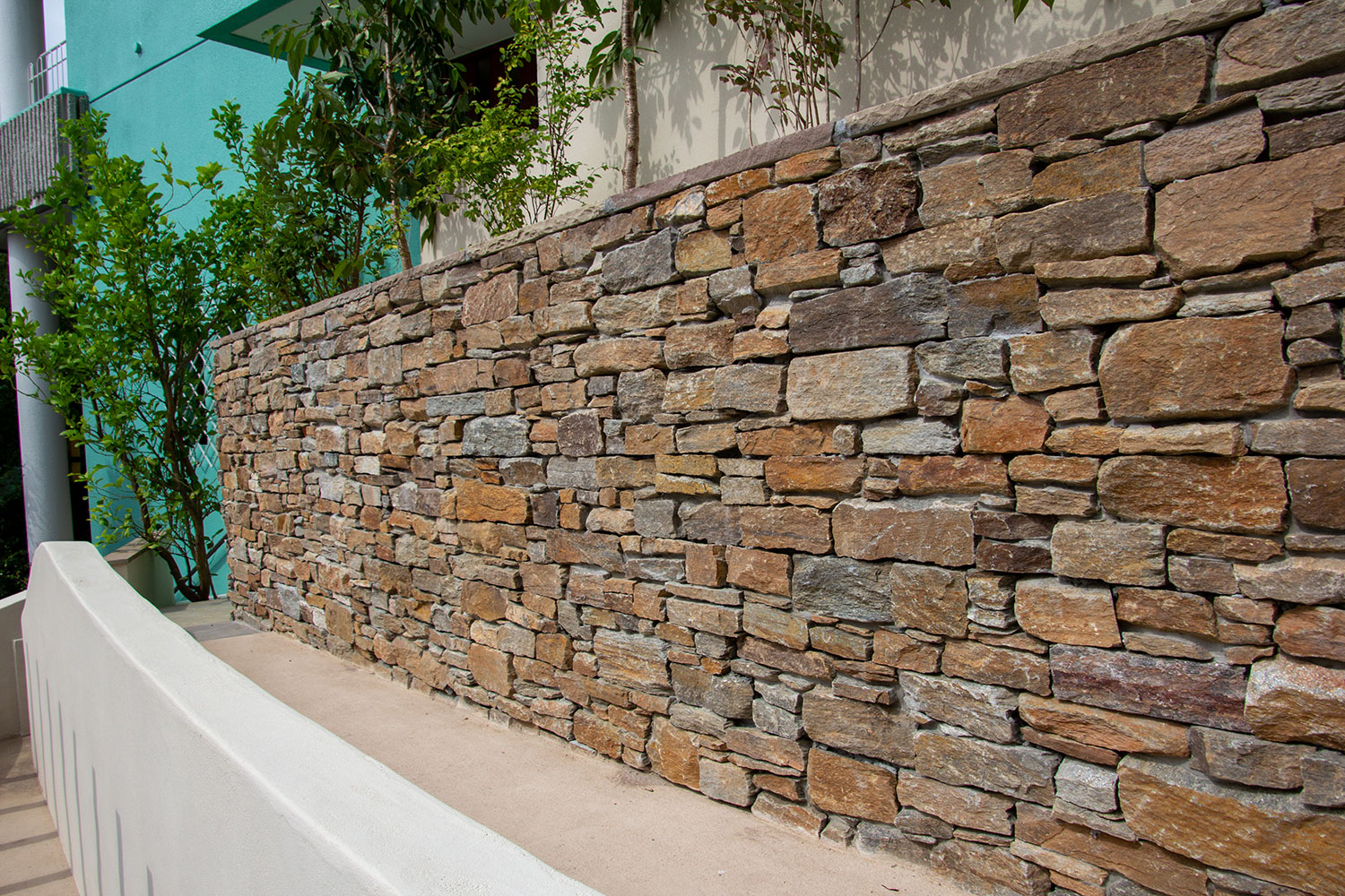 家の裏側にあたる急斜面のリフォーム外構