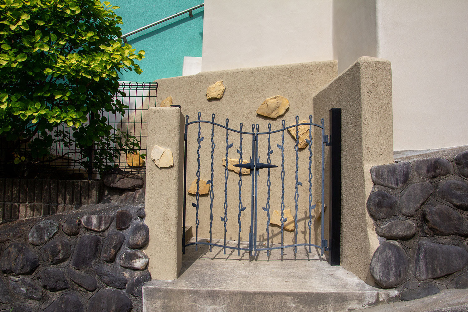 家の裏側にあたる急斜面のリフォーム外構