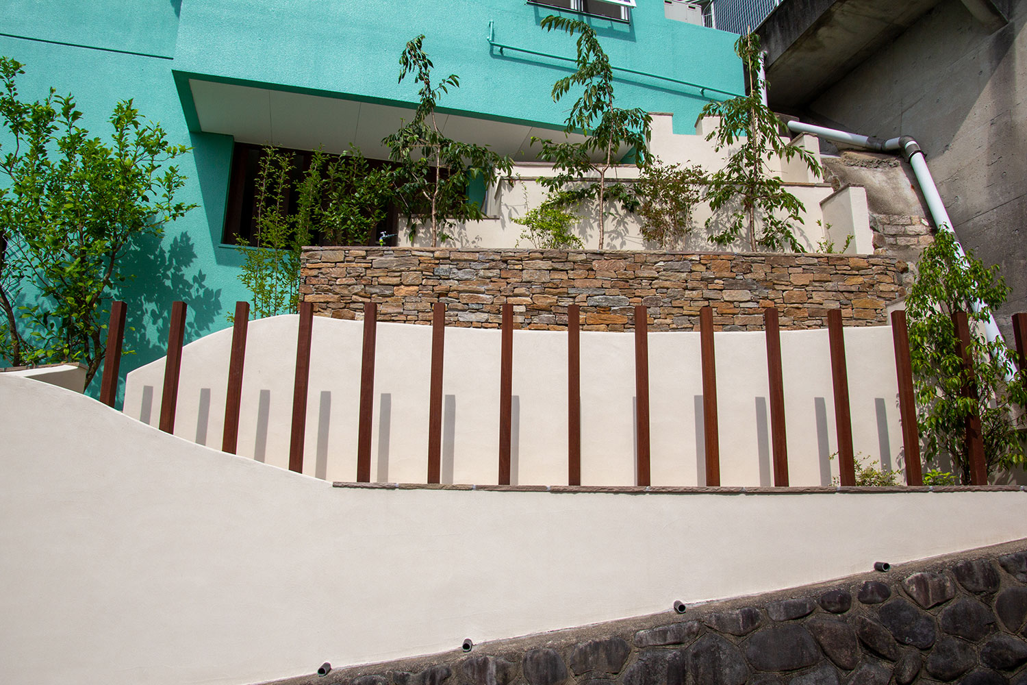 家の裏側にあたる急斜面のリフォーム外構