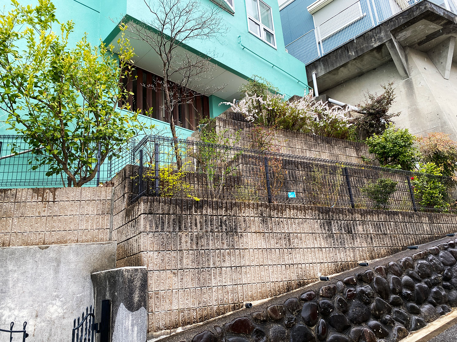 家の裏側にあたる急斜面のリフォーム外構