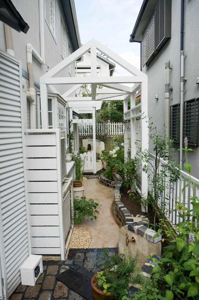 コンクリートの地面に植物を植えるリフォーム