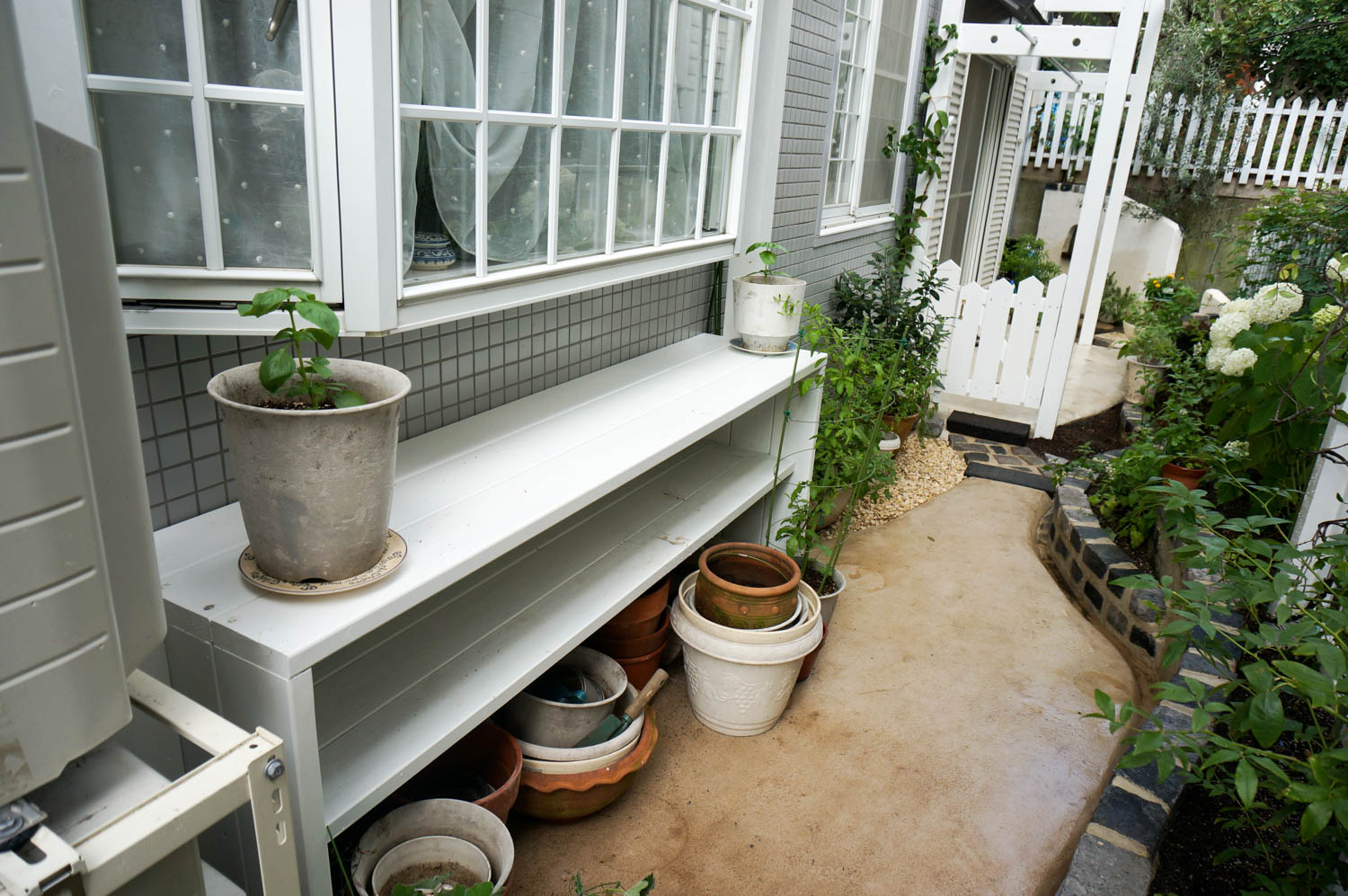 コンクリートの地面に植物を植えるリフォーム