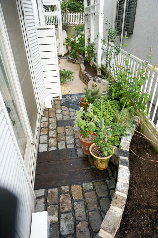 コンクリートの地面に植物を植えるリフォーム