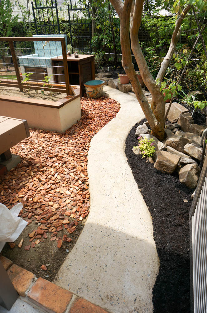 既存の木々を残しながら使いやすい庭へとリフォーム