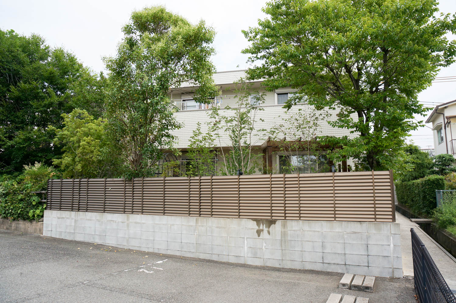 既存の木々を残しながら使いやすい庭へとリフォーム