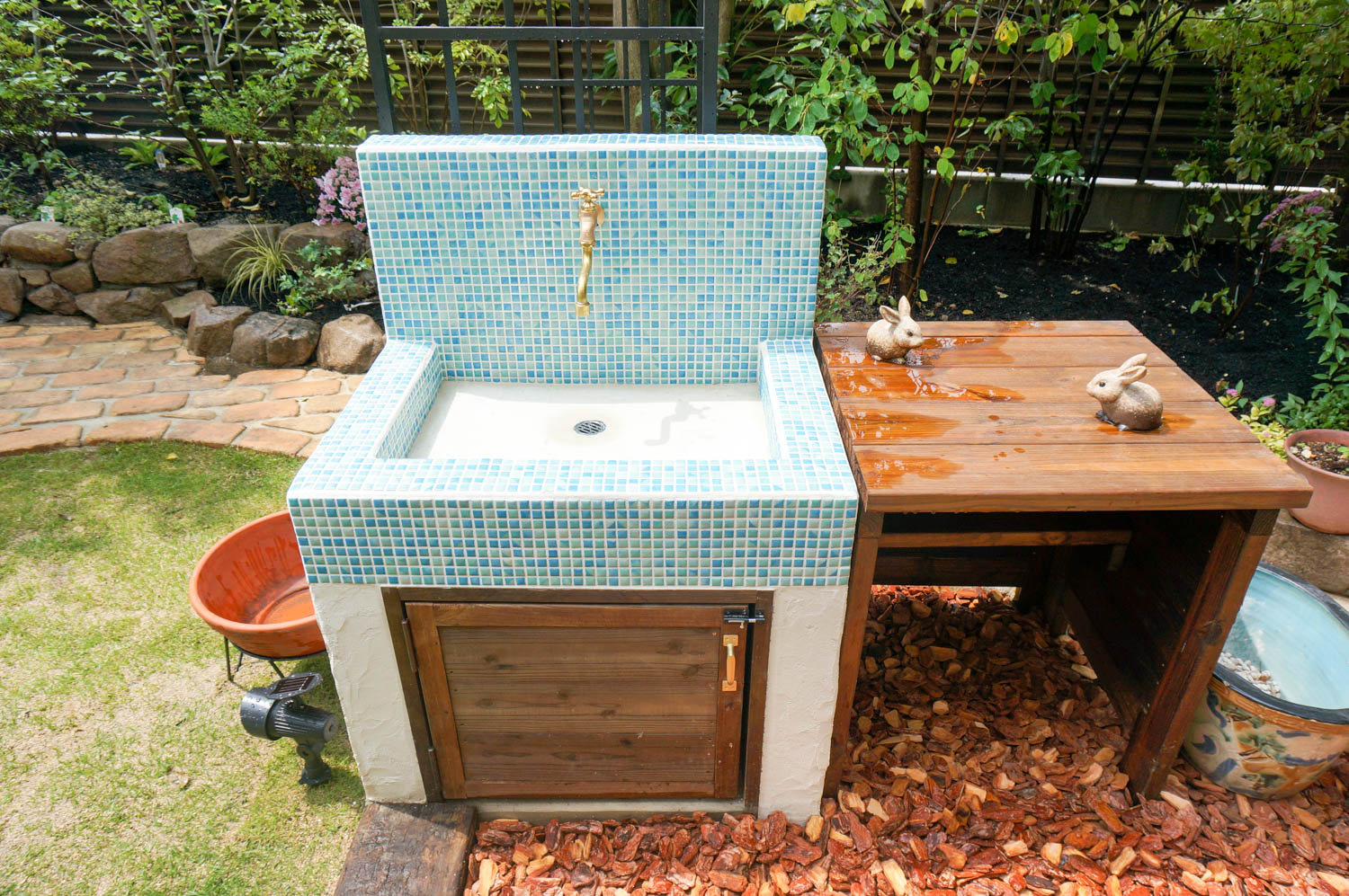 既存の木々を残しながら使いやすい庭へとリフォーム