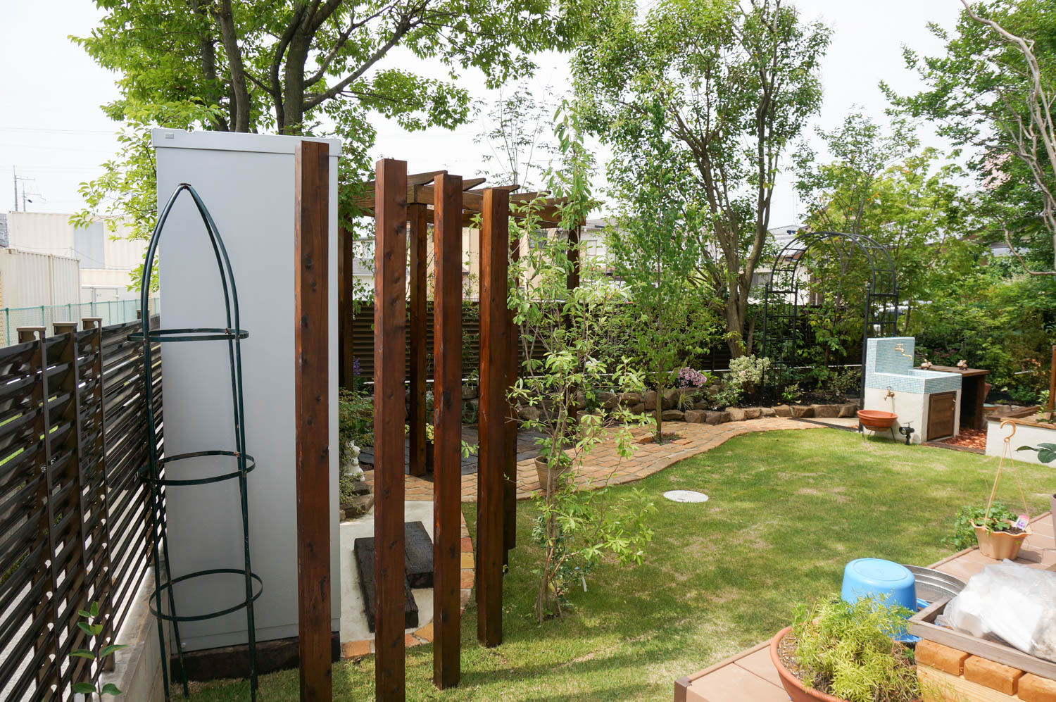 既存の木々を残しながら使いやすい庭へとリフォーム