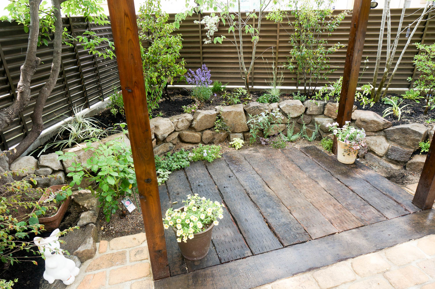 既存の木々を残しながら使いやすい庭へとリフォーム