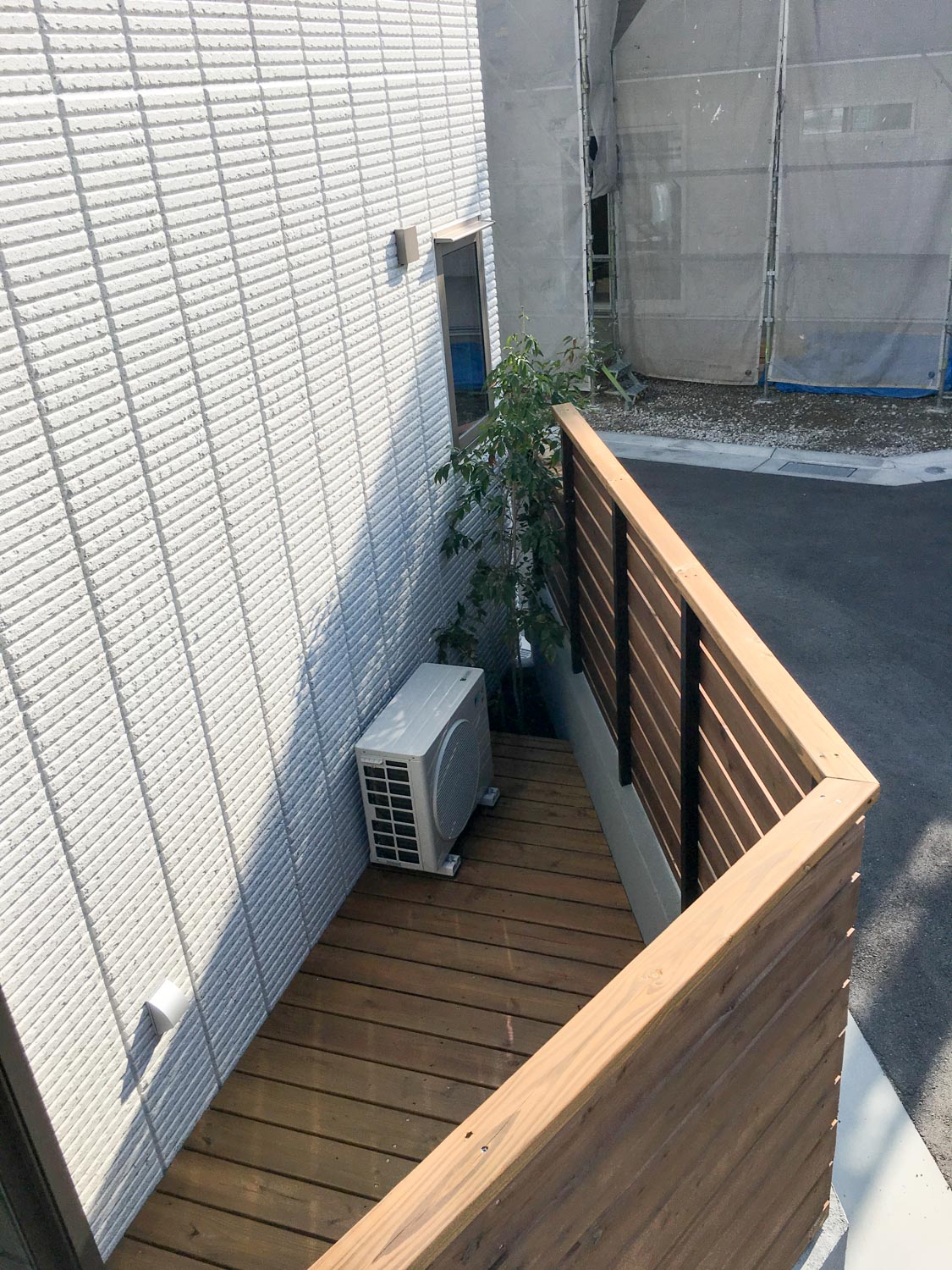 異形の土地を活用できるウッドデッキとフェンス