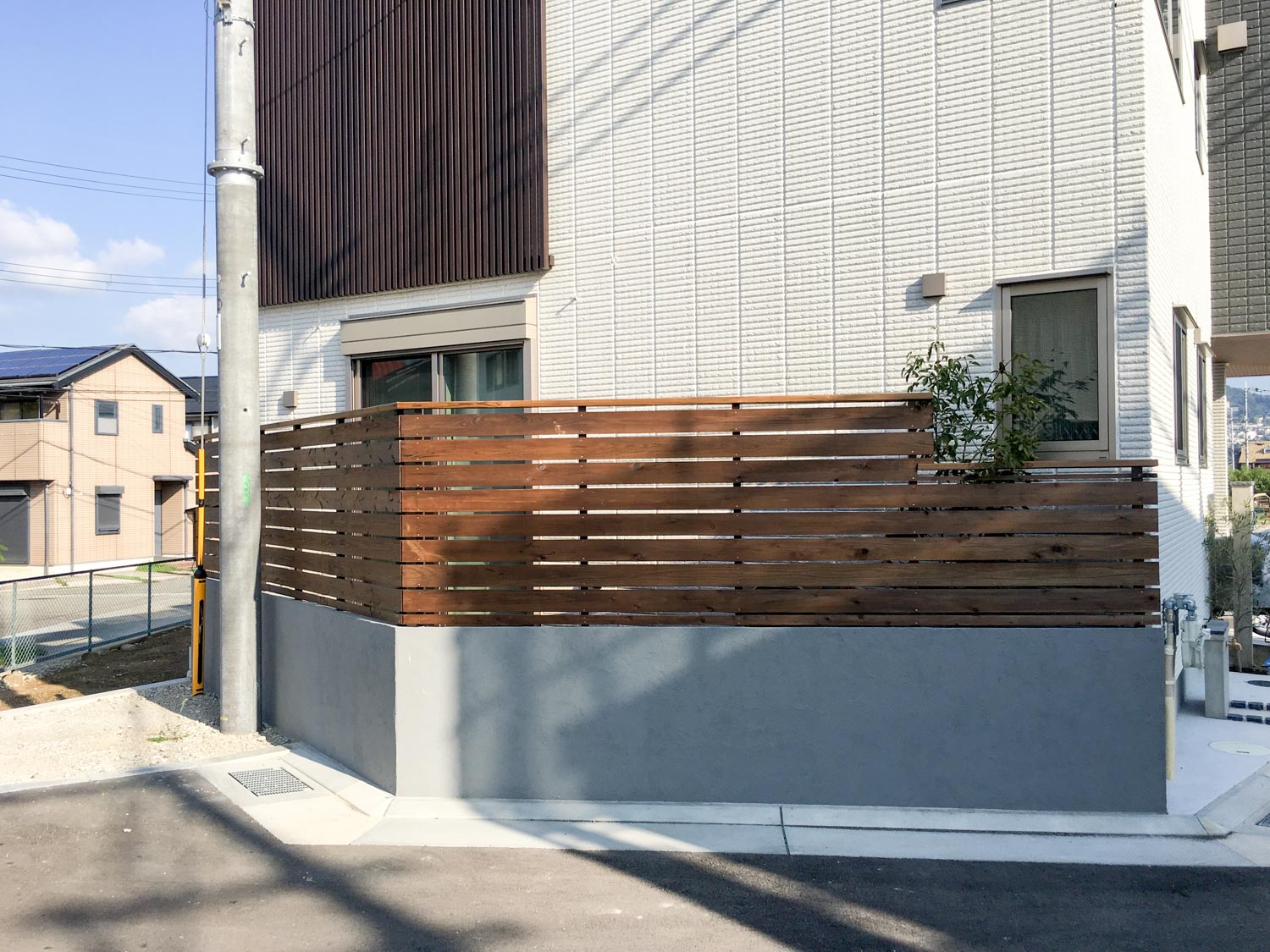 異形の土地を活用できるウッドデッキとフェンス